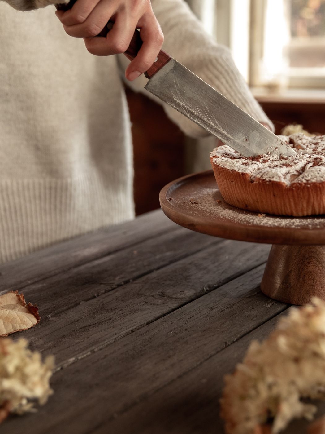En ferdig kake skjæres på et fat