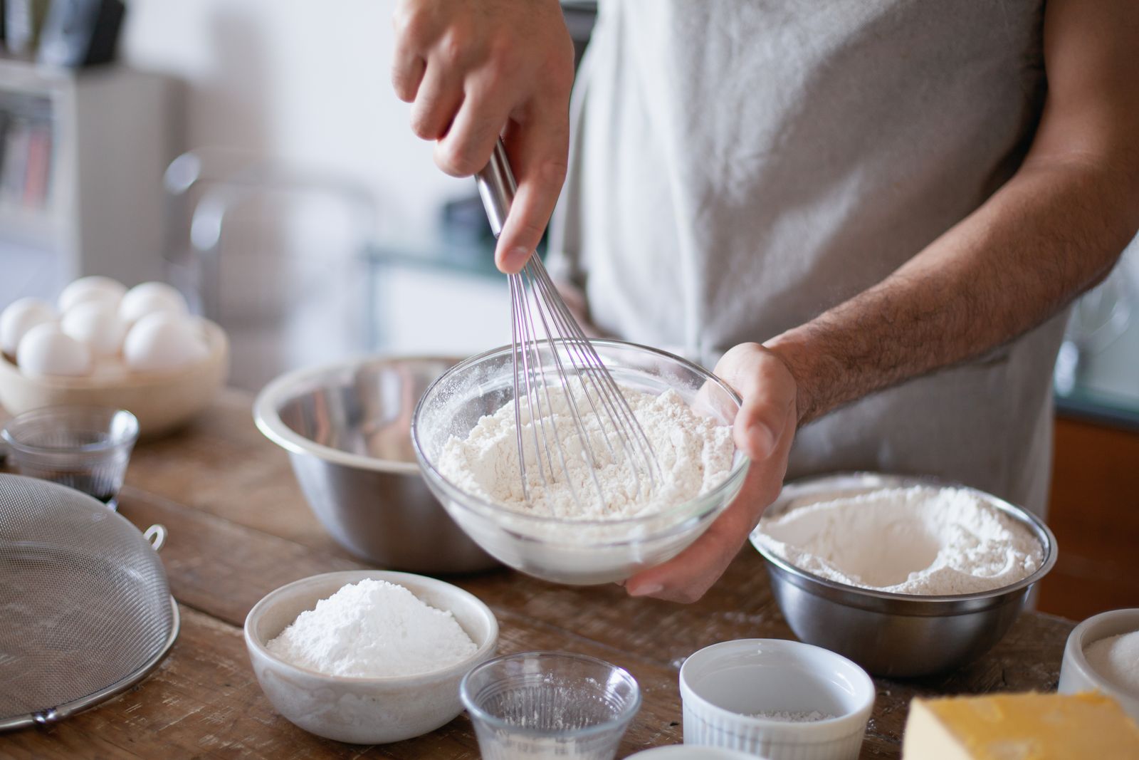 En matlager som baker på et ryddig hjemmekjøkken