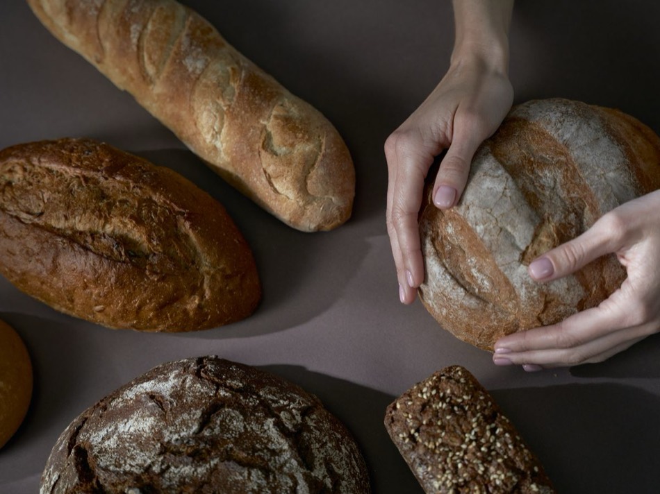 Hender som velger mellom flere slags nybakte brød