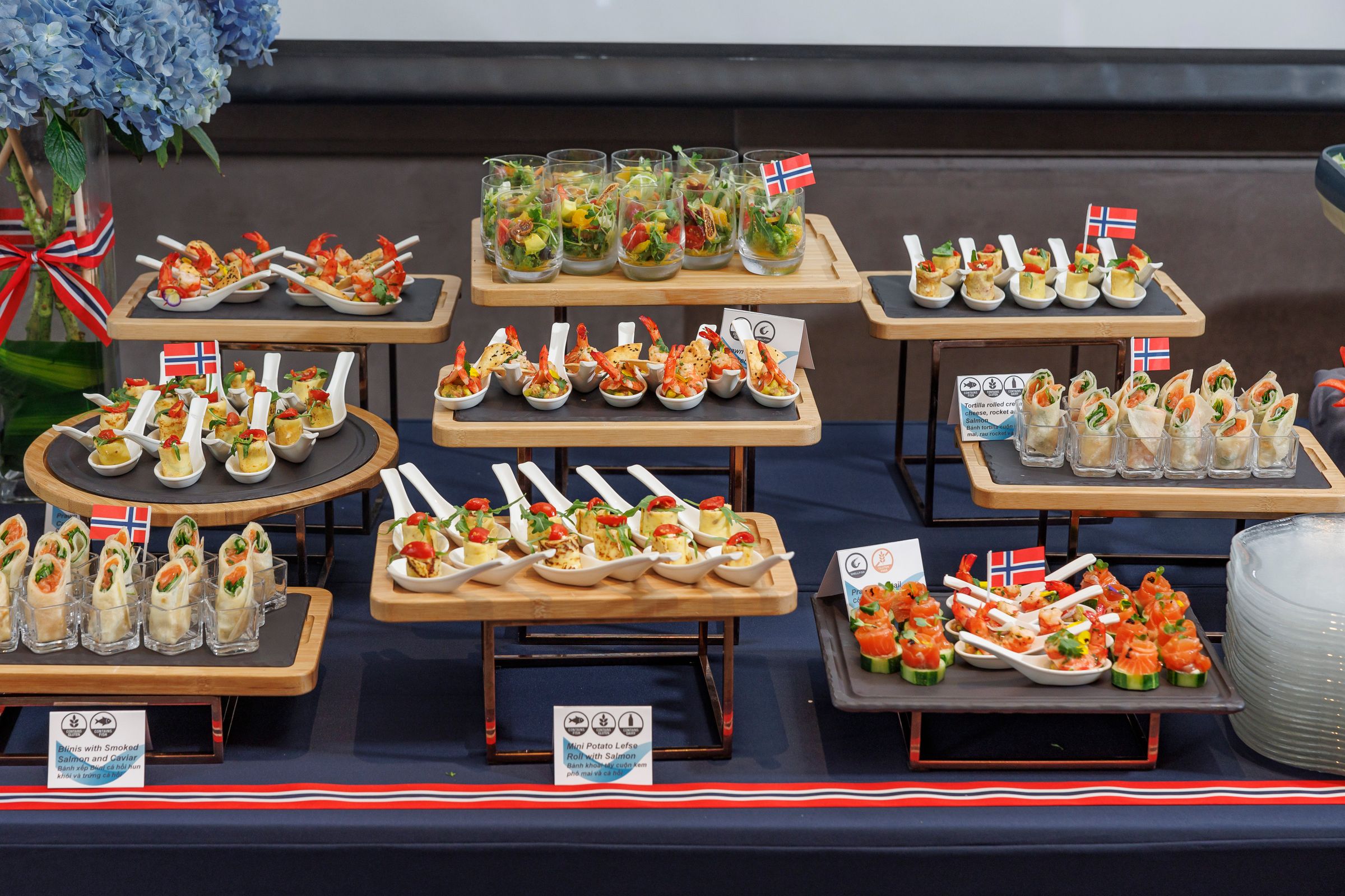 Norsk buffet med småretter, salater og røkt laks